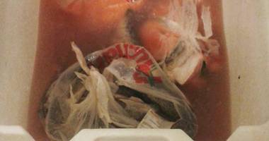 Mâncarea de la Auchan a băgat 18 persoane în spital. Comisarii OPC au găsit peste 140 kg de preparate alterate - 4