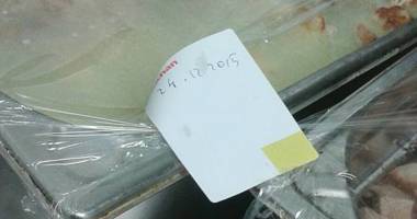 Mâncarea de la Auchan a băgat 18 persoane în spital. Comisarii OPC au găsit peste 140 kg de preparate alterate - 7
