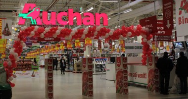 Stire din Economie : Auchan a finalizat achiziția celor 20 de hipermarketuri Real în România