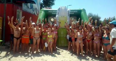 Stire din Social : Campanie de reciclare pe plajă. Au dat dozele goale pe doze pline cu bere