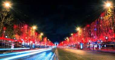 Stire din Actualitate : Au fost aprinse luminile de Crăciun pe Champs-Elysees