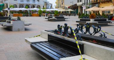 Au fost recondiționate băncile de pe faleza Cazino. Intră în reparații cele din Piața Ovidiu - 2