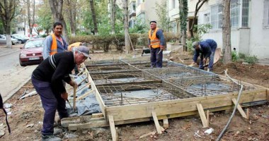 Stire din Social : Scandal în Tomis Nord. Șantier improvizat pe spațiul verde! / Galerie FOTO