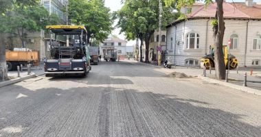 GALERIE FOTO / Au început lucrările de asfaltare a carosabilului pe strada I.G. Duca - 2
