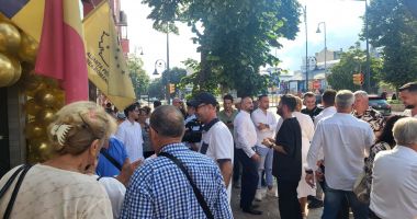 Stire din Politică-Administrație : Constănțenii s-au așezat la rând, la sediul AUR din Constanța, să semneze contractele pentru case