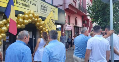 Constănțenii s-au așezat la rând, la sediul AUR din Constanța, să semneze contractele pentru case - 4