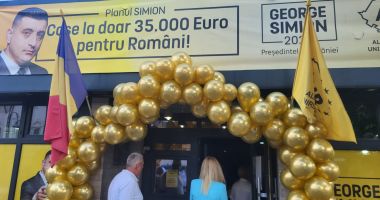 Constănțenii s-au așezat la rând, la sediul AUR din Constanța, să semneze contractele pentru case - 3