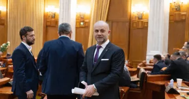 Stire din Politică-Administrație : Deputatul Cosmin Hristu, de la AUR, propune limitarea achiziției de terenuri agricole de către străini