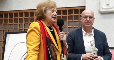 Stire din Cultură-Educație : Eveniment editorial. Volumul "Flori de busuioc", de Aurelia Lăpușan, lansat la Biblioteca Județeană