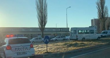 Stire din Eveniment : Un MICROBUZ a intrat într-un scuar pe variantă! Trei răniți au ajuns la spital!