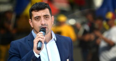 Stire din Politică-Administrație : George Simion: „AUR votează bugetul dacă Guvernul taie banii de la partide și îi dă pentru un spital”