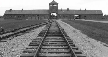 Stire din Actualitate : Un fost presupus gardian de la Auschwitz, identificat în Germania