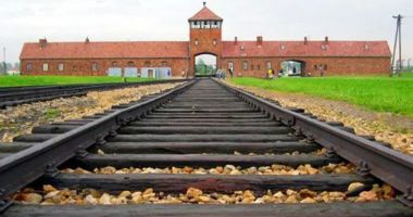 Stire din Cultură-Educație : 80 de ani de la eliberarea lagărului de concentrare Auschwitz-Birkenau. România, reprezentată la ceremonie de ministrul Natalia Intotero