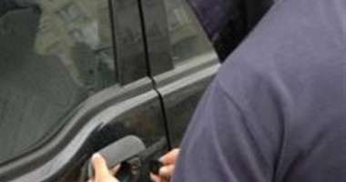 Stire din Eveniment : Au spart o mașină  și s-au "blindat"  cu țigări și semințe