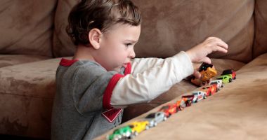 Terapie plătită de stat pentru copiii cu autism
