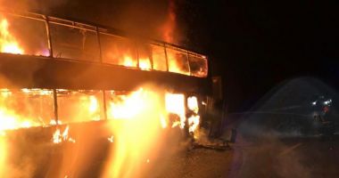 Stire din Eveniment : Autocar cu 44 de călători, în flăcări pe Autostrada A1
