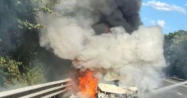 Stire din Eveniment : Un autoturism a luat foc în mers pe autostradă, de la un scurtcircuit