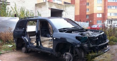 Stire din Actualitate : Aveți grijă unde vă parcați mașina! Un șofer a încremenit când și-a văzut mașina dimineață / Galerie foto