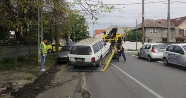 Stire din Eveniment : CURĂȚENIE GENERALĂ LA CONSTANȚA! Zeci de autoturisme abandonate prin oraș, RIDICATE