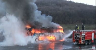 Stire din Eveniment : Un autobuz cu muncitori a luat foc în mers! Sunt 13 victime