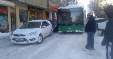 Galerie foto. Trafic blocat pe o stradă din Constanța. Autobuzele RATC nu pot înainta! - 3