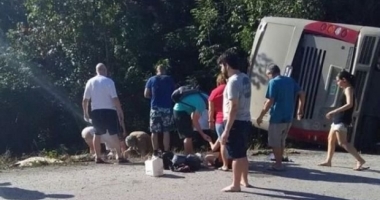 VACANȚĂ SFÂRȘITĂ TRAGIC. 11 MORȚI! Șoferul autocarului implicat a fugit de la locul faptei