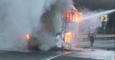 Autocar cu 33 de copii, cuprins de flăcări