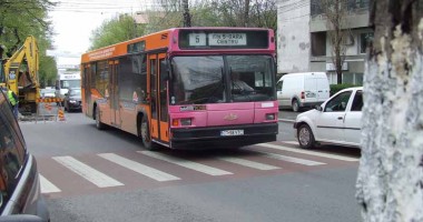 Stire din Social : Șoferii RATC, trași de urechi de polițiști