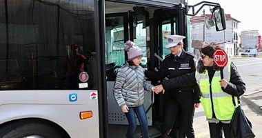 Stire din Social : Autobuzele şcolare reintră pe trasee