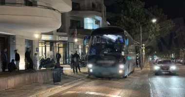 Elevi români au rămas fără bagaje, acte și bani după ce autocarul le-a fost spart la Nisa