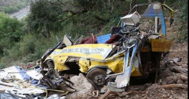 Stire din Actualitate : 44 de morți, după ce un autocar s-a răsturnat în prăpastie. Vehiculul s-a rupt în două în momentul impactului