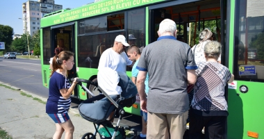 Stire din Social : Autobuzele RATC  de pe mai multe linii circulă,  în week-end, până la ora 12 noaptea