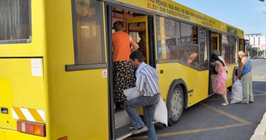 Stire din Eveniment : Constănțean prins între ușile autobuzului
