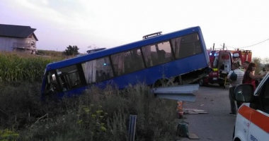 Plan roșu de intervenție. AUTOBUZ CĂZUT ÎN ȘANȚ!