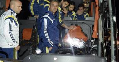 Stire din Sport : Suspecții care au tras în autobuzul lui Fenerbahce, lăsați în libertate