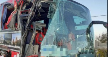 Stire din Actualitate : Autocar cu 26 de persoane, implicat într-un accident, în Neamț - O victimă
