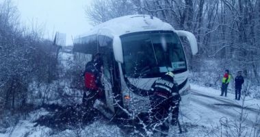 Stire din Eveniment : Carambol pe DN1, cu șapte autoturisme și un tir. Un autocar cu copii a derapat