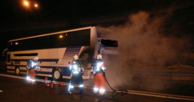 Stire din Actualitate : Un autocar plin cu 45 de pasageri, între care 38 de copii, a luat foc