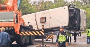 Stire din Eveniment : Accident rutier, în drum spre moaștele Sfintei Parascheva! Un autocar cu pelerini s-a răsturnat