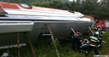 Stire din Eveniment : GRAV ACCIDENT RUTIER! DOI MORȚI, după ce o mașina și un autocar cu 34 de pasageri s-au lovit