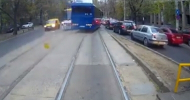 Stire din Eveniment : MANEVRĂ INCREDIBILĂ! Un autocar MAI, filmat în timp ce depășește cu viteză pe linia de tramvai - VIDEO