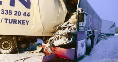 Stire din Actualitate : Un autocar cu români s-a ciocnit cu un camion pe o autostradă din Germania. Un mort și 15 răniți