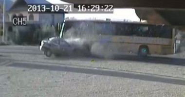 Stire din Diverse : Momentul impactului puternic dintre un autocar și o Dacia, surprins de camerele VIDEO