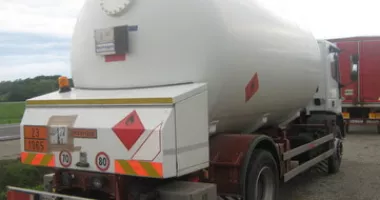 Stire din Eveniment : 20 de tone de gaz, răsturnate în curbă! Trafic blocat ore întregi
