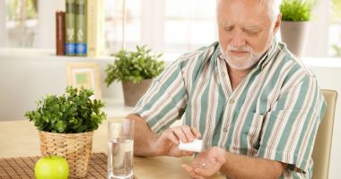 Stire din Sănătate : Când tratamentul devine amenințare. Care sunt pericolele automedicației