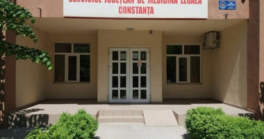 Stire din Eveniment : Autopsii prin vecini și morți plimbați  pe drumuri. "Suntem singurul județ care  nu are morgă la Serviciul de Medicină Legală"