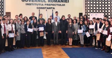Stire din Cultură-Educație : Autoritățile au premiat câștigătorii concursului "La centenar tinerii dezbat"
