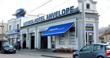 Stire din Economie : Vrei să scapi de grija anvelopelor de iarnă? Trimite-le la... hotel