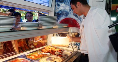 Stire din Social : Coșuri de gunoi pline de alimente stricate, aruncate la sosirea OPC-ului. Restaurantul Național din Mamaia, plin de marfă alterată