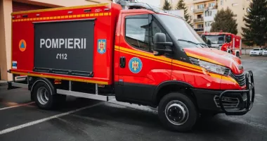 Stire din Eveniment : Intervenție de urgență la un bloc turn. Locatarii evacuați, pompierii sting flăcările